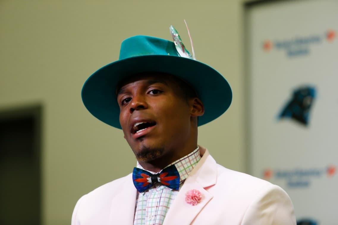 <b>Cam</b>eron Jerrell
<b>Newton</b> celebra su cumpleaños número 28 este 11 de mayo y por ello quisimos mostrar cómo ha ido cambiando su
<i>look</i> durante las seis temporadas que lleva en la NFL. El quarterback de los
<b><a href="http://www.univision.com/deportes/nfl/carolina-panthers">Carolina Panthers</a></b> ha sorprendido en casi todas sus conferencias de prensa pues no escatima al momento de presentarse en público.