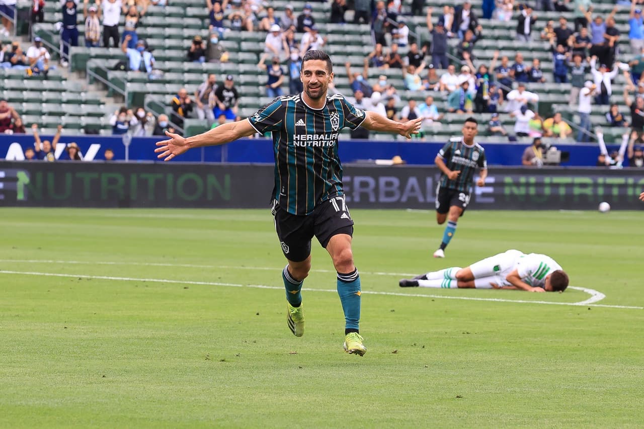 Chicharito tuvo una tarde de contrastes pues primero falló un penal, luego anotó gol y casi pone una asistencia a un gol que fue anulado.