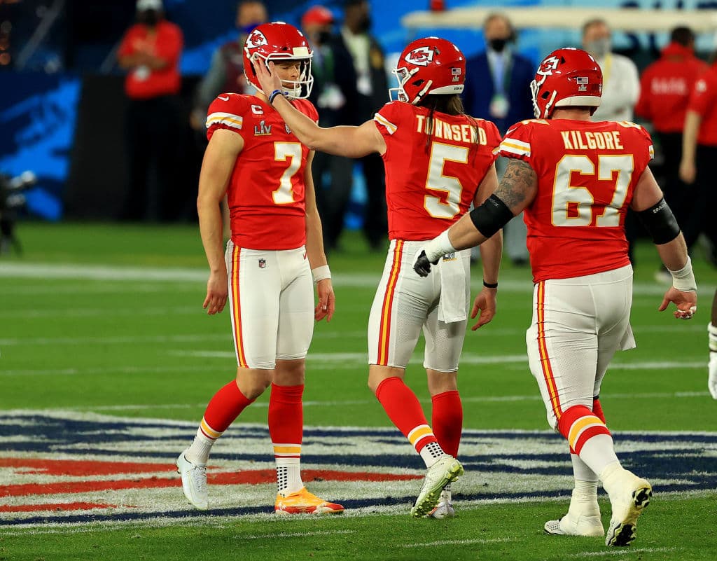 La defensa de los Tampa Bay deja a Patrick Mahomes sin pase de anotación y con dos intercepciones en la arrolladora victoria de los Buccaneers 9-31 sobre los Kansas City Chiefs. Tom Brady demuestra porque es el mejor y con tres pases de anotación y sin intercepciones consigue su séptimo anillo de Super Bowl.