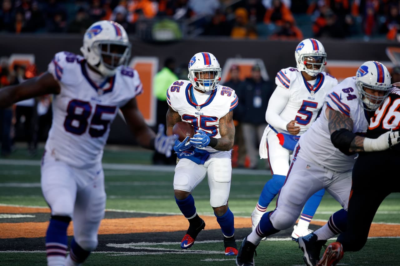 CINCINNATI, OH - NOVEMBER 20: Mike Gillislee #35 of the Buffalo Bills carries the football during the fourth quarter of the game against the Cincinnati Bengals at Paul Brown Stadium on November 20, 2016 in Cincinnati, Ohio. Buffalo defeated Cincinnati 16-12. (Photo by Joe Robbins/Getty Images)