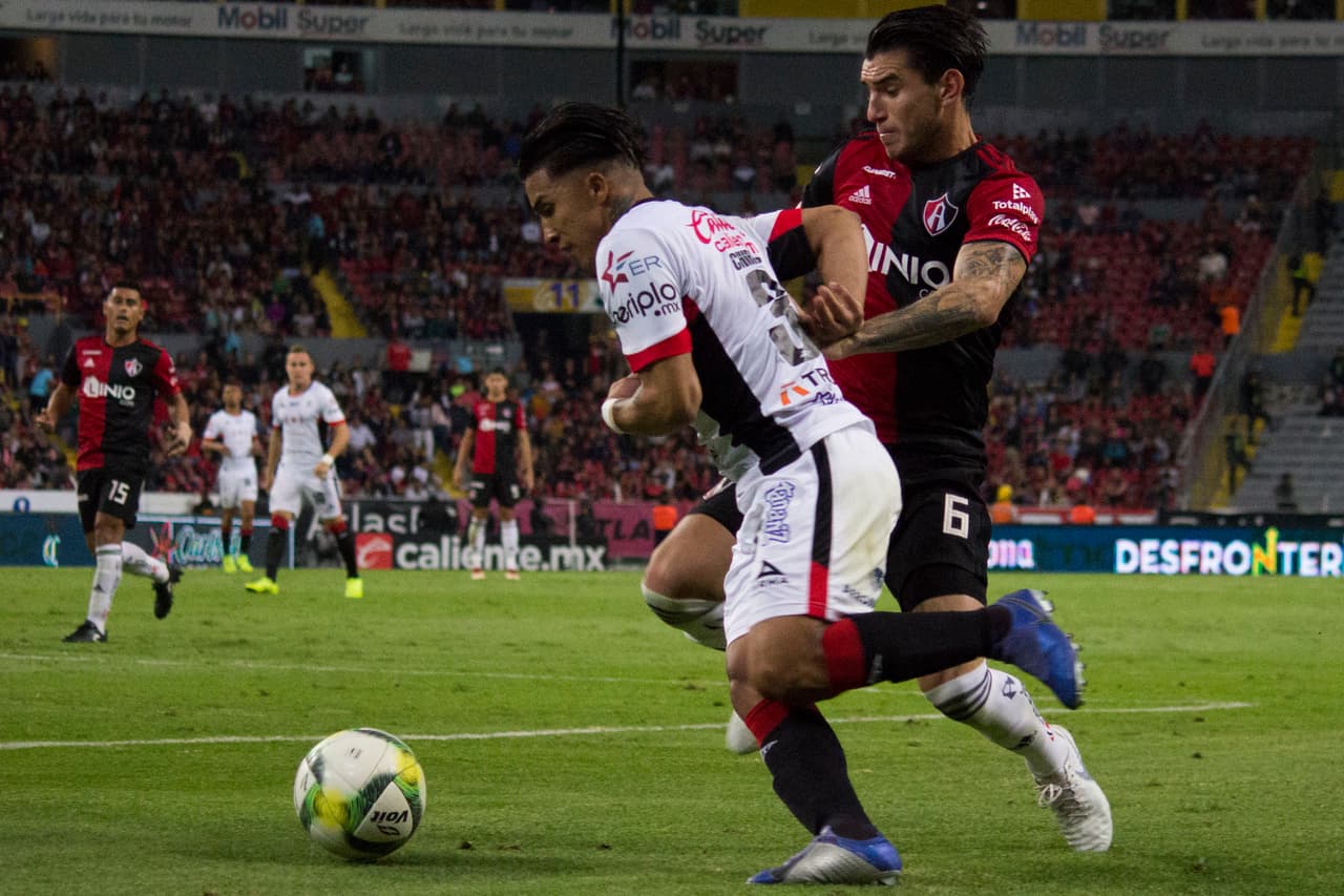 A los minutos 56 y 71 el delantero Michaell Chirinos (centro) se acercó para el empate de Lobos BUAP con dos buenas ocasiones de gol.