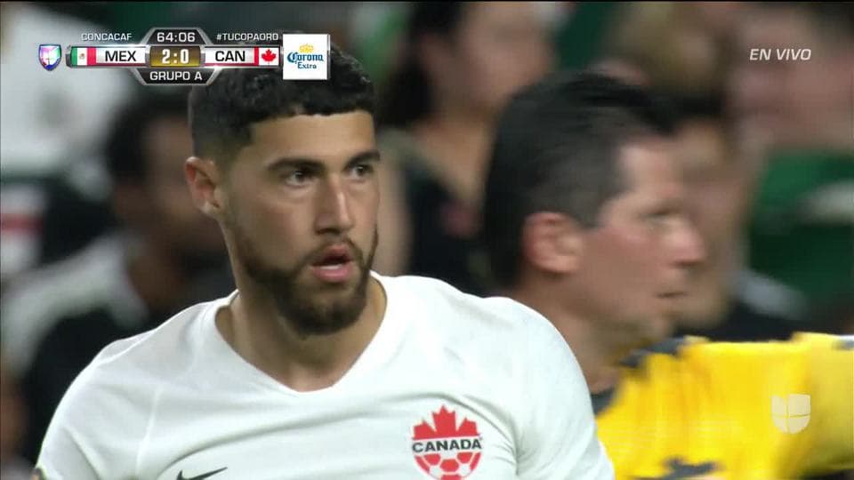 Tiro desviado de Jonathan Osorio