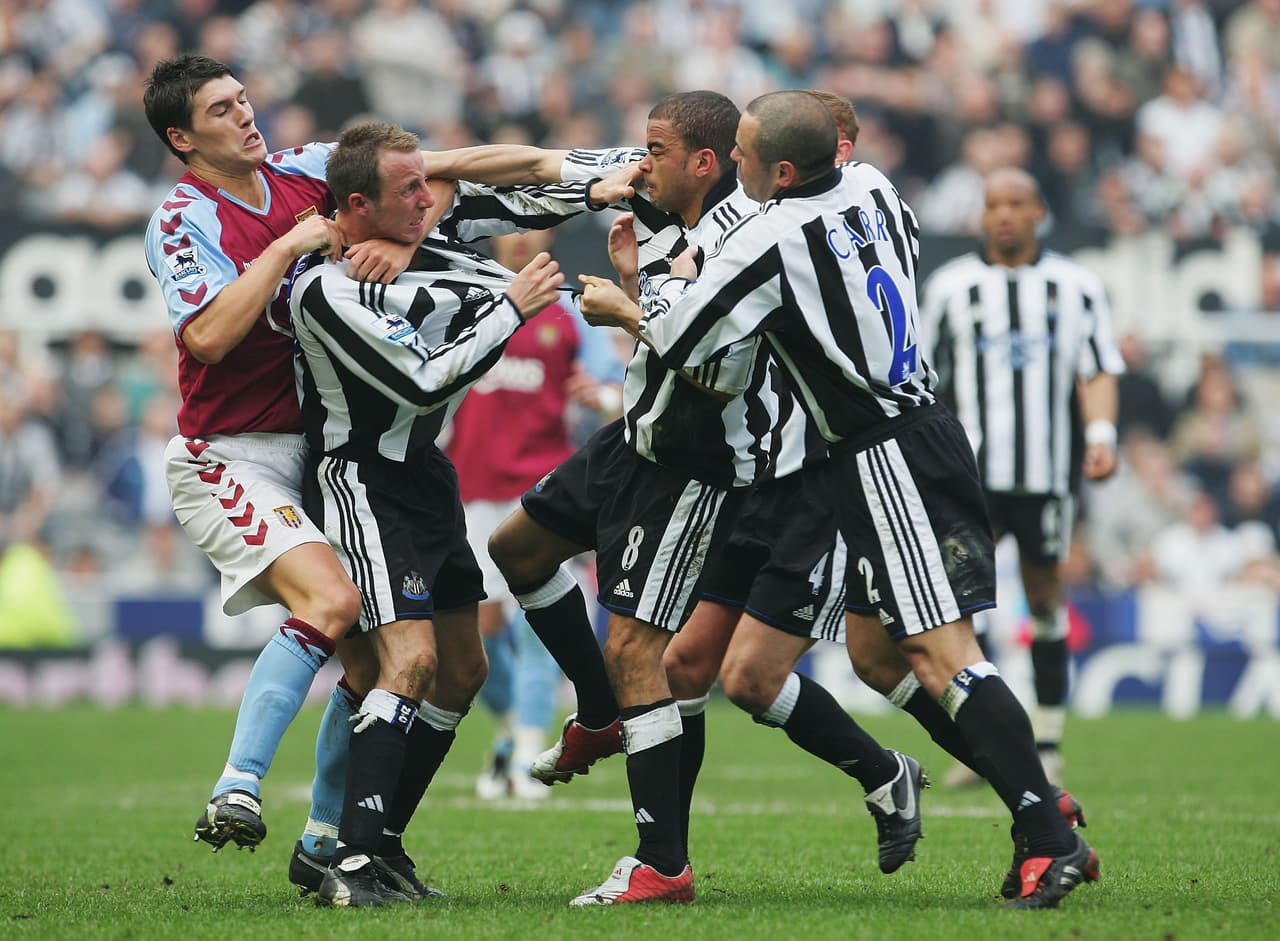 En el fútbol inglés, Lee Bowyer y Kieron Dyer del Newcastle United se fueron a las manos durante un partido de FA Cup contra Aston Villa.