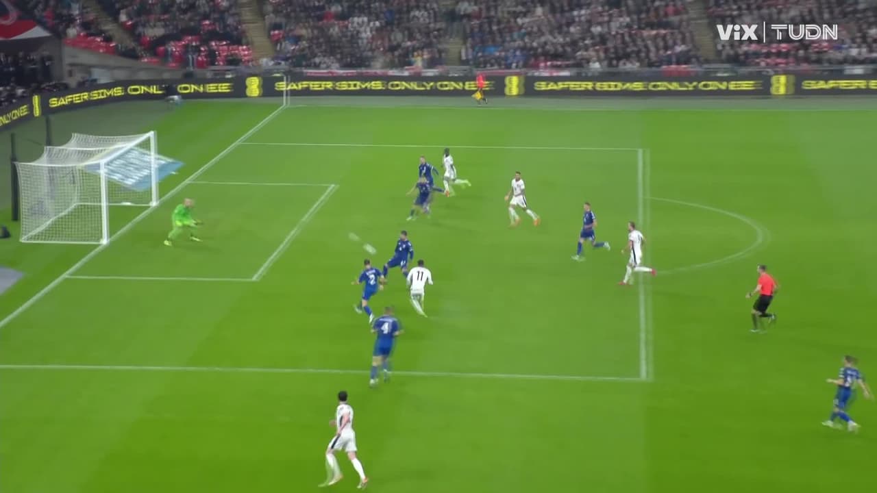 ¡Avisa Inglaterra con peligro! Rajkovic evita el gol de Marcus Rashford