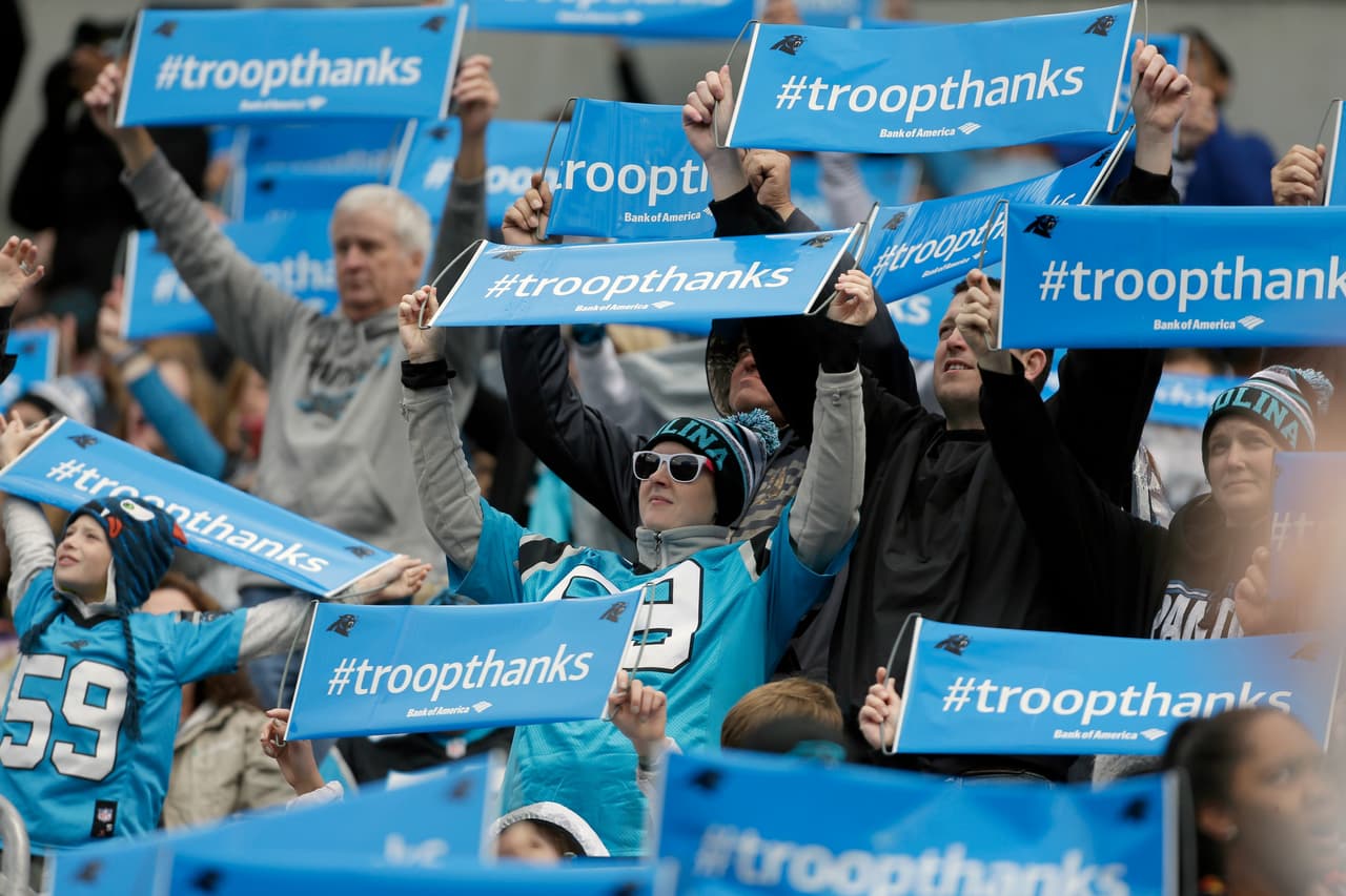 En el mes de noviembre la NFL rinde homenaje a las fuerzas armadas y los fans también toman parte de este homenaje.