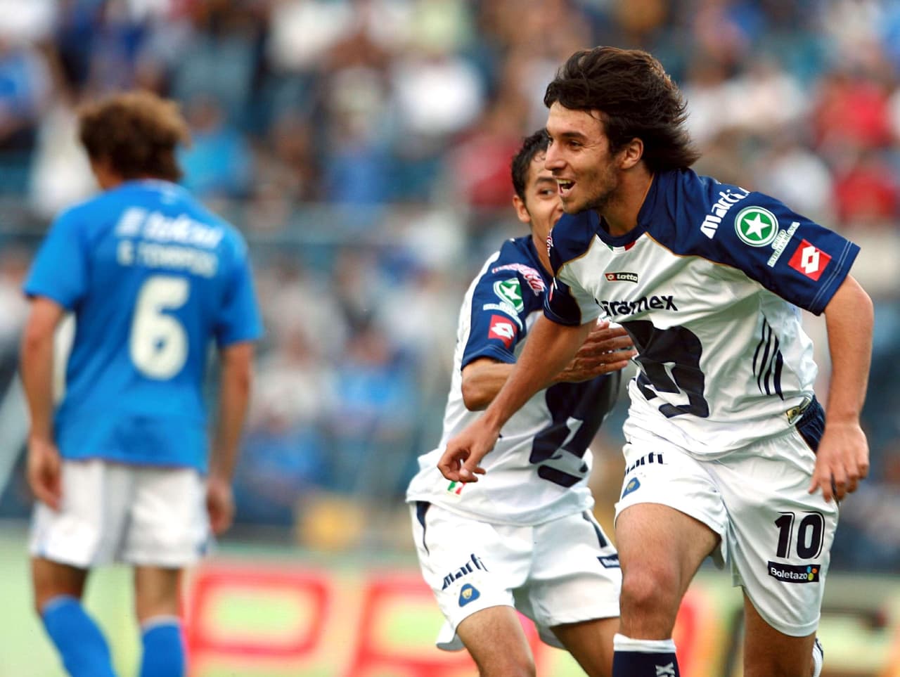 Con los felinos de El Pedregal anotó 18 goles en 54 partidos de Liga MX haciéndose un hueco en el corazón de "La Rebel".