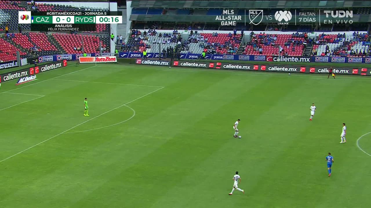 Arranca el partido y la pelota está en juego.