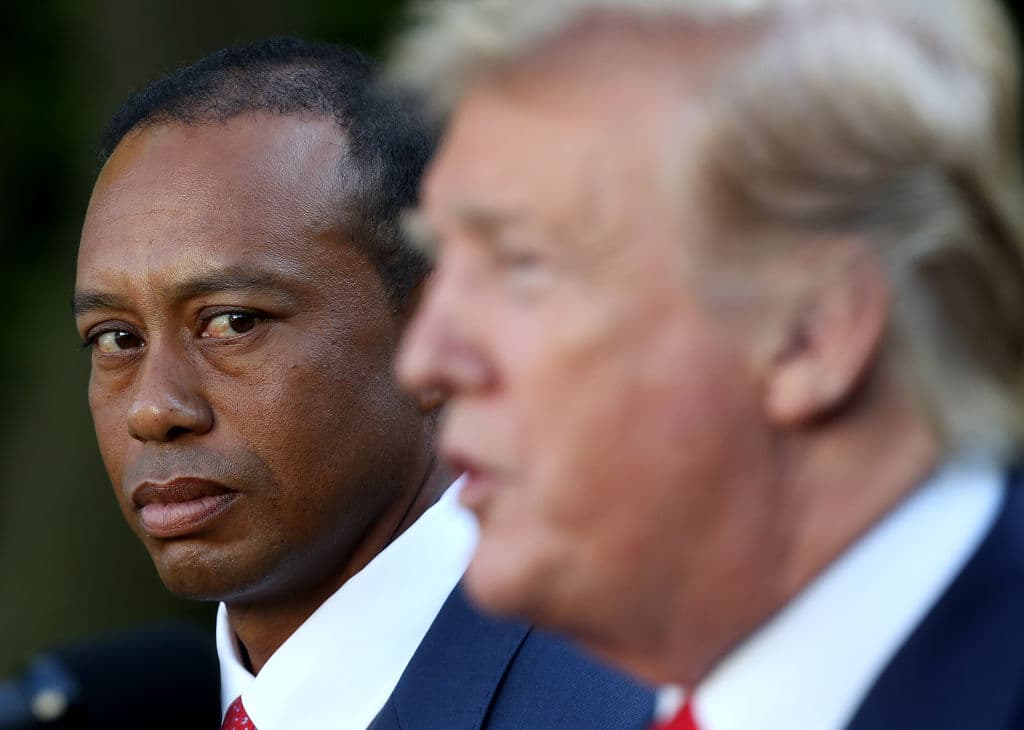 El Presidente de Estados Unidos de América Donald Trump entregó este lunes al golfista Tiger Woods la Medalla Presidencial de la Libertad, el mayor reconocimiento civil en EEUU, situación que ha generado controversia sobre si entra en juego la predilección del Mandatario por el golf y en coincidencia con el logro de Woods al ganar la edición 2019 del Masters, por encima de otros candidatos más prototípicos para adjudicarse la presea. Estas son las imágenes de la ceremonia.