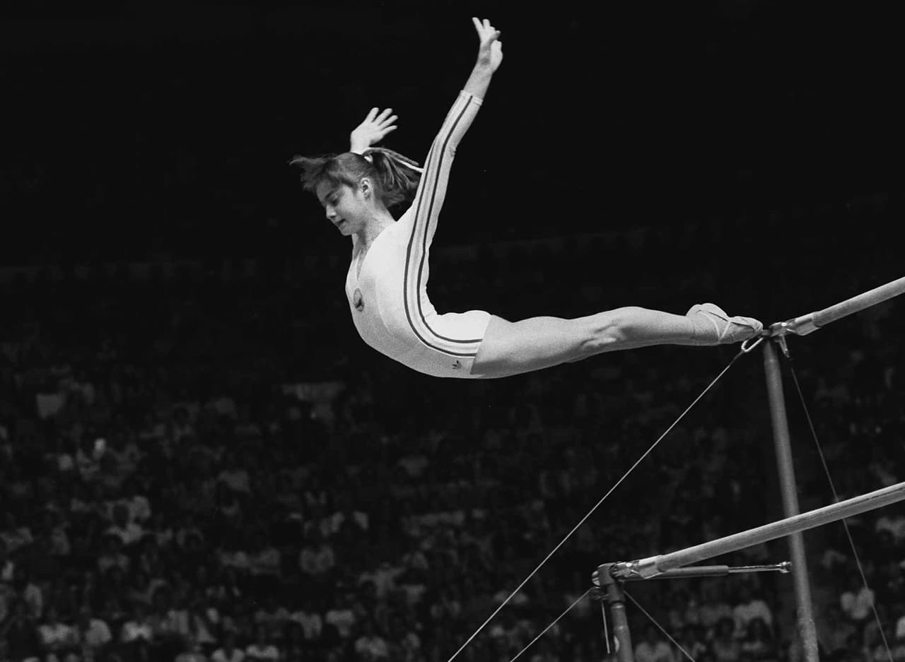 Nadia Comaneci, 1976Gimnasta histórica, pues fue la primera en obtener una calificación perfecta en gimnasia artística a sus 14 años. Ganó nueve medallas olímpicas, cinco de ellas fueron de oro