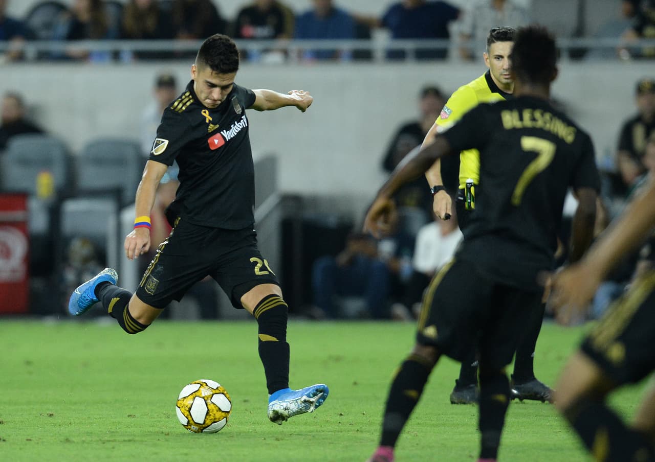 A media semana, LAFC venció a Houston Dynamo y con ello aseguró terminar como superlíder y conseguir el título del Supporters’ Shield. Eduard Atuesta, como de costumbre, fue un campo en la media cancha y además redondeó la noche anotando el tercer gol que liquidó la partida con un cobro de tiro libre.