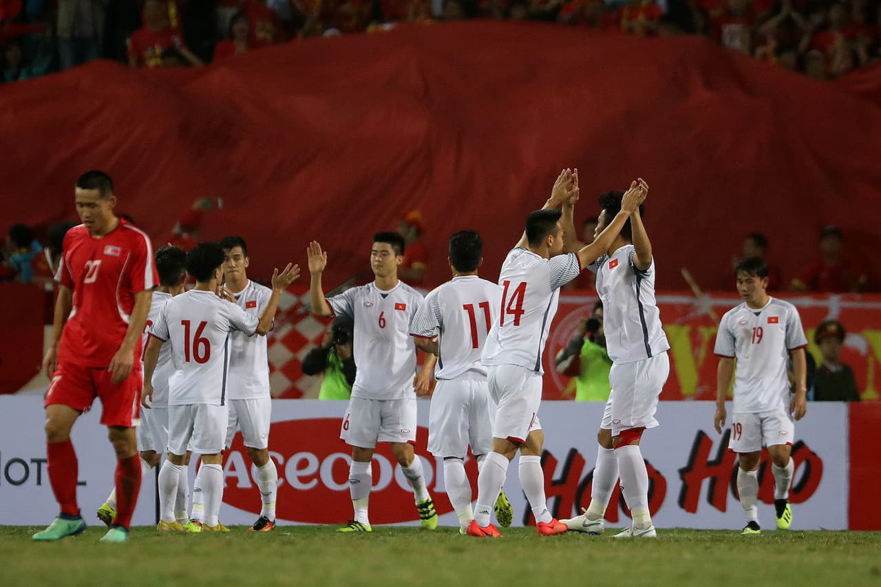LIN17. Hanoi (Viet Nam), 25/12/2018.- Vietnam's team celebrates after a goal against North Korea during an international friendly match between Vietnam and North Korea at My Dinh stadium in Hanoi, Vietnam 25 December 2018. (Futbol, Amistoso) EFE/EPA/LUONG THAI LINH