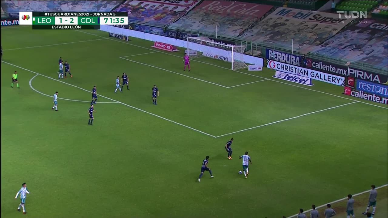 ¡Expulsión! El árbitro saca la roja directa a William Tesillo.