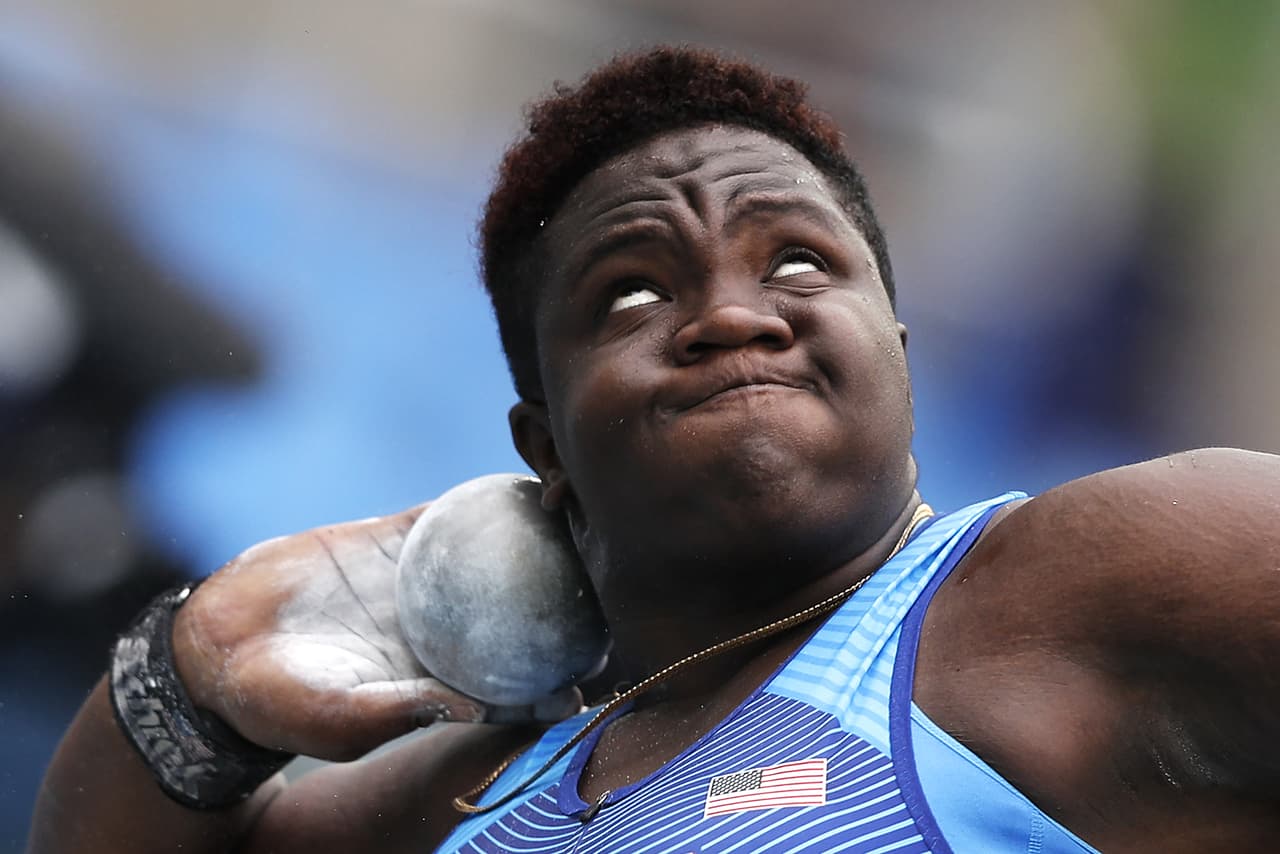 La atleta Raven Saunders (Estados Unidos) durante la calificación en lanzamiento de bala.
