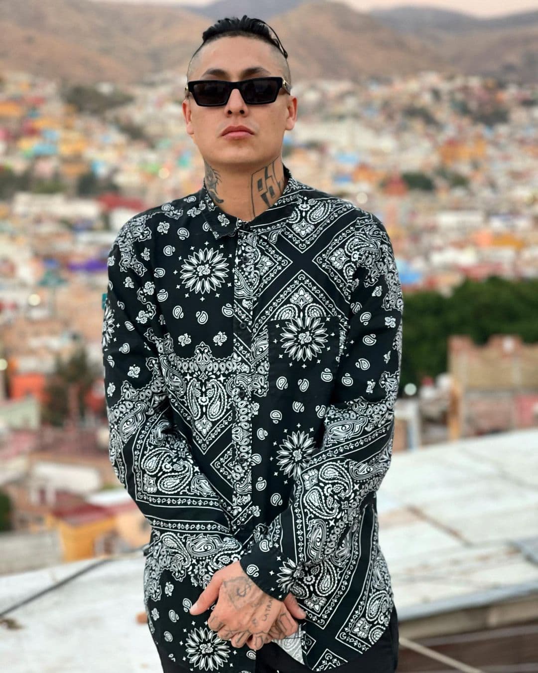 “La canción hagla sobre salir adelante y jugársela, de ir por todo”, agregó el cantante.