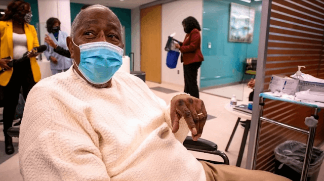 Hank Aaron se vacunó contra el COVID-19 como mensaje para comunidad afroamericana.