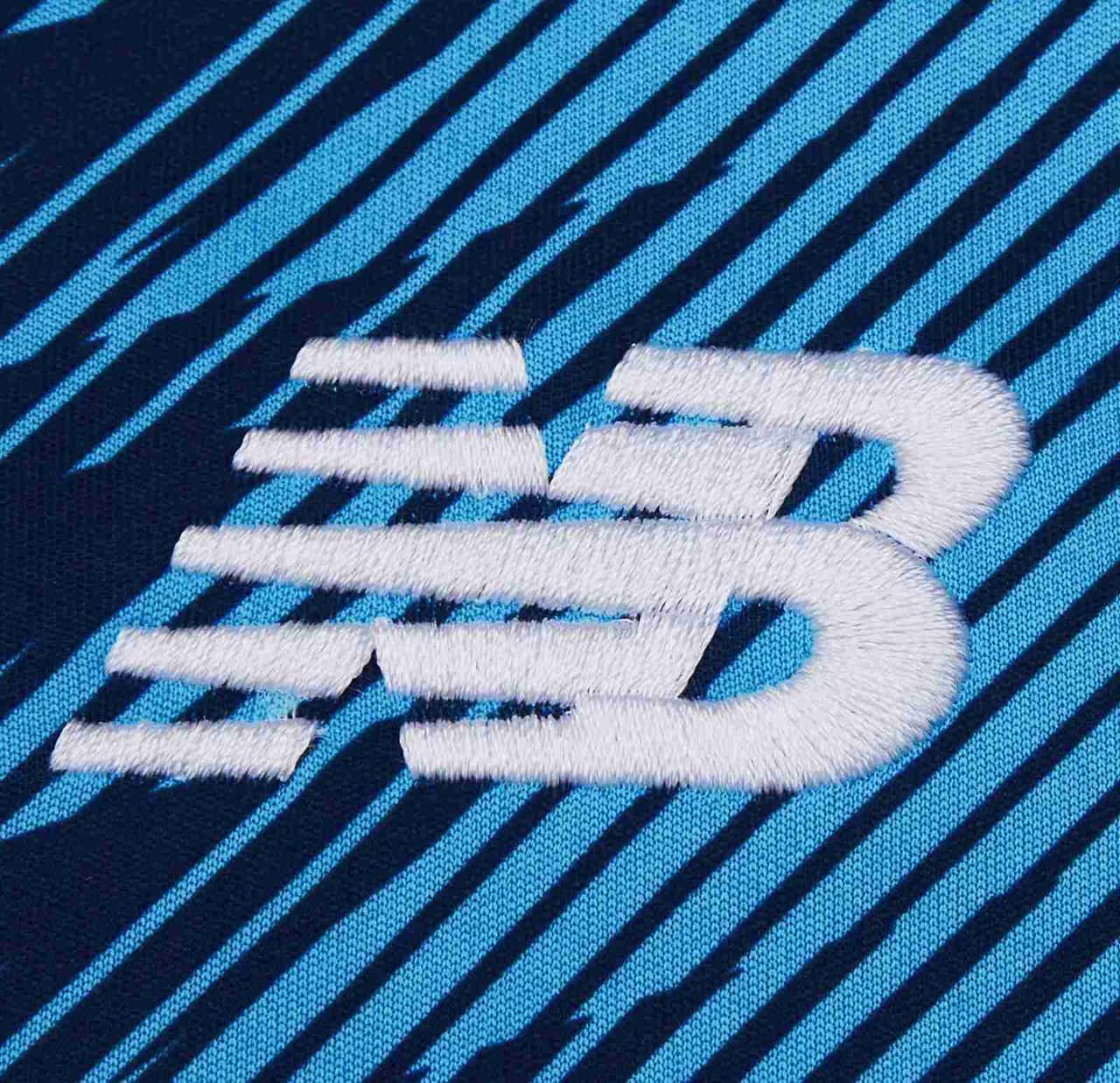 Ya está lista. El F.C. Porto anunció su tercera playera para la nueva temporada la cual destaca por su color azul oscuro y unos patrones en el pecho que recuerdan la textura del mítico dragón, emblema del club, en tonos más claros. Tecatito y compañía lucirán esta prenda buscando ganar la Liga, las Taças y pelear la Champions.