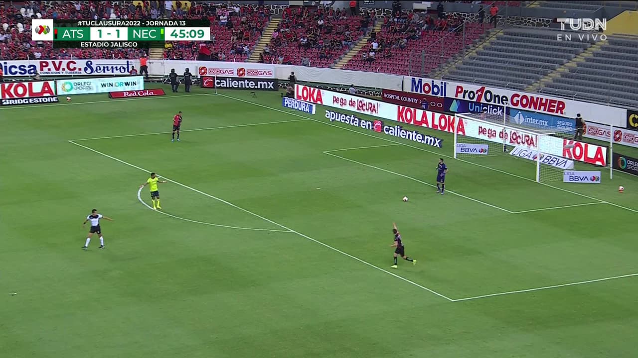 ¡TIRO ATAJADO! disparo por Julián Quiñones.