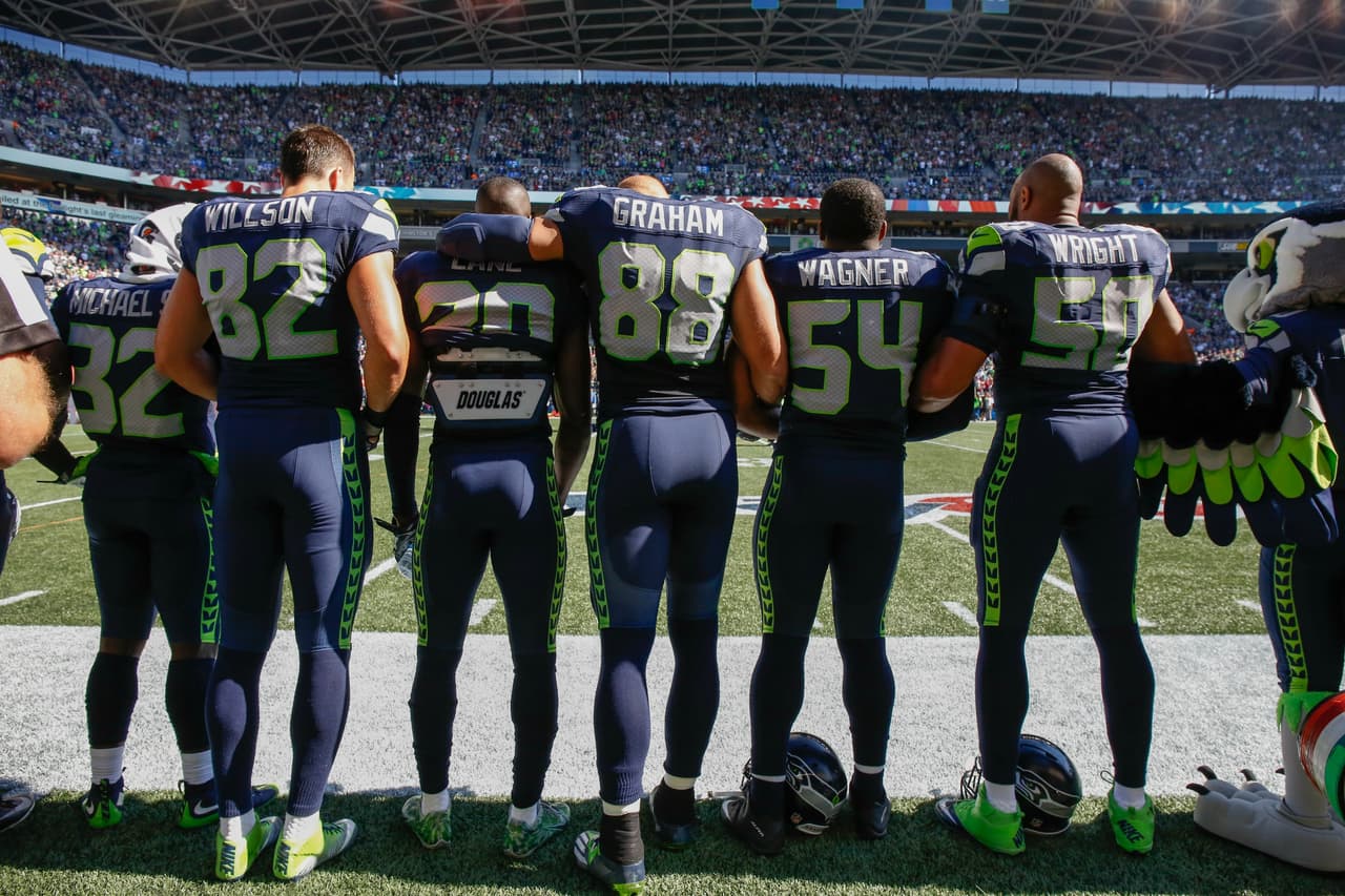 Los Seattle Seahawks nuevamente entrelazaron sus brazos durante el himno de los EEUU en apoyo a la injusticia racial que vive el país.