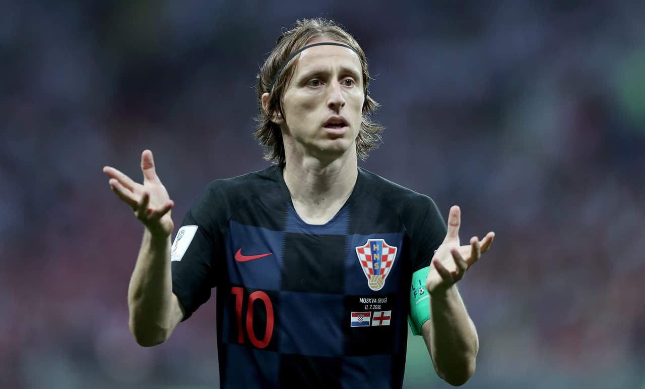 Uno de los íconos de la selección croata, Luka Modric tenía justamente 6 años cuando tuvo que salir huyendo de su hogar para vivir en un pueblo a 10 minutos en carro del suyo en donde había una mayoría croata. Su padre era croata y su madre serbia, su padre militó por cuatro años en el frente que buscaba la independencia de este país, a su abuelo lo mató un francotirador.
