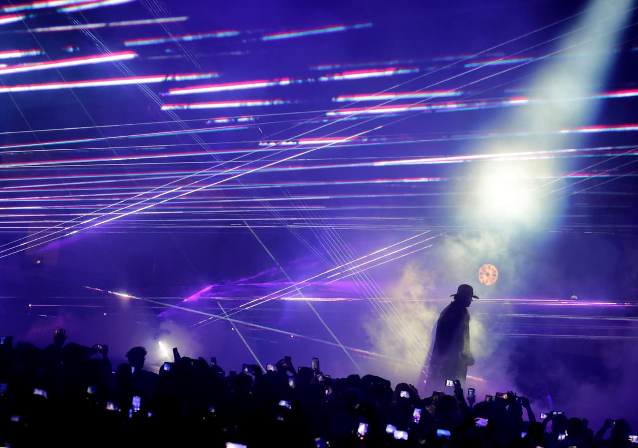 "Si Vince ( McMahon) estuviera en apuros, ¿volvería? Supongo que el tiempo solo lo diría allí. En caso de emergencia, rompa el vidrio", dijo The Undertaker. "Lo consideraría”