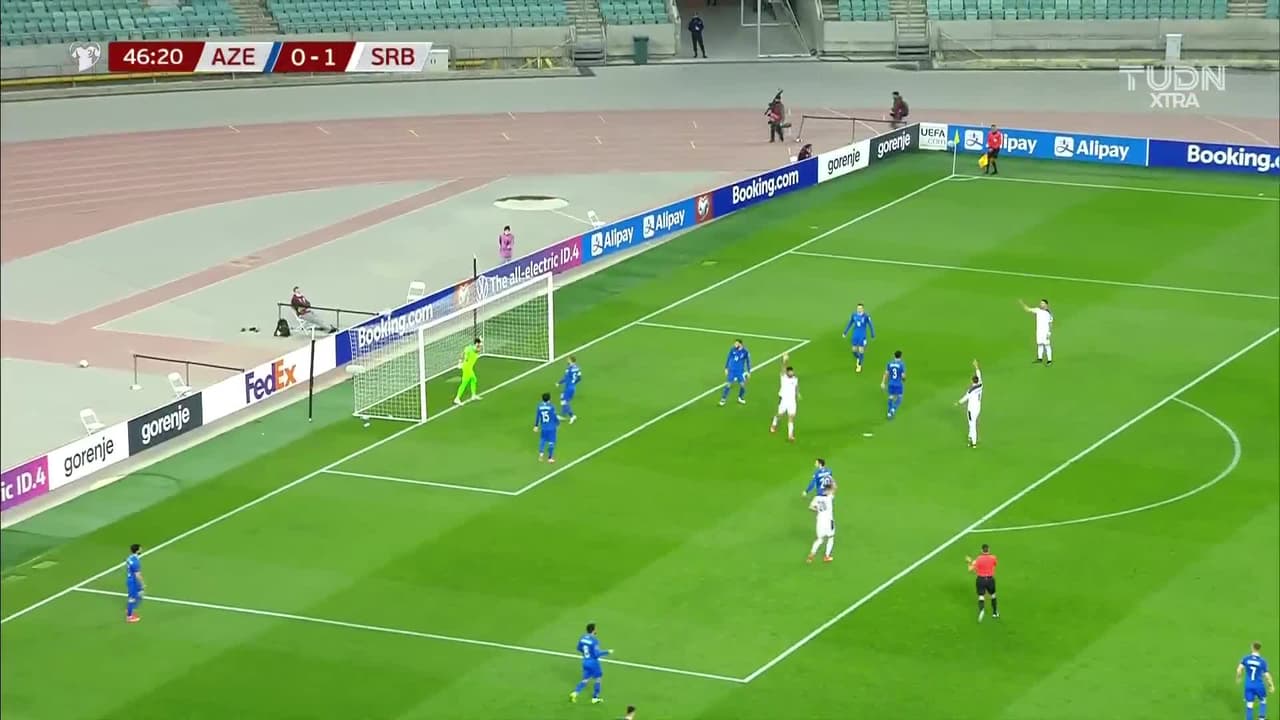 ¡TIRO ATAJADO! disparo por Aleksandar Mitrovic.