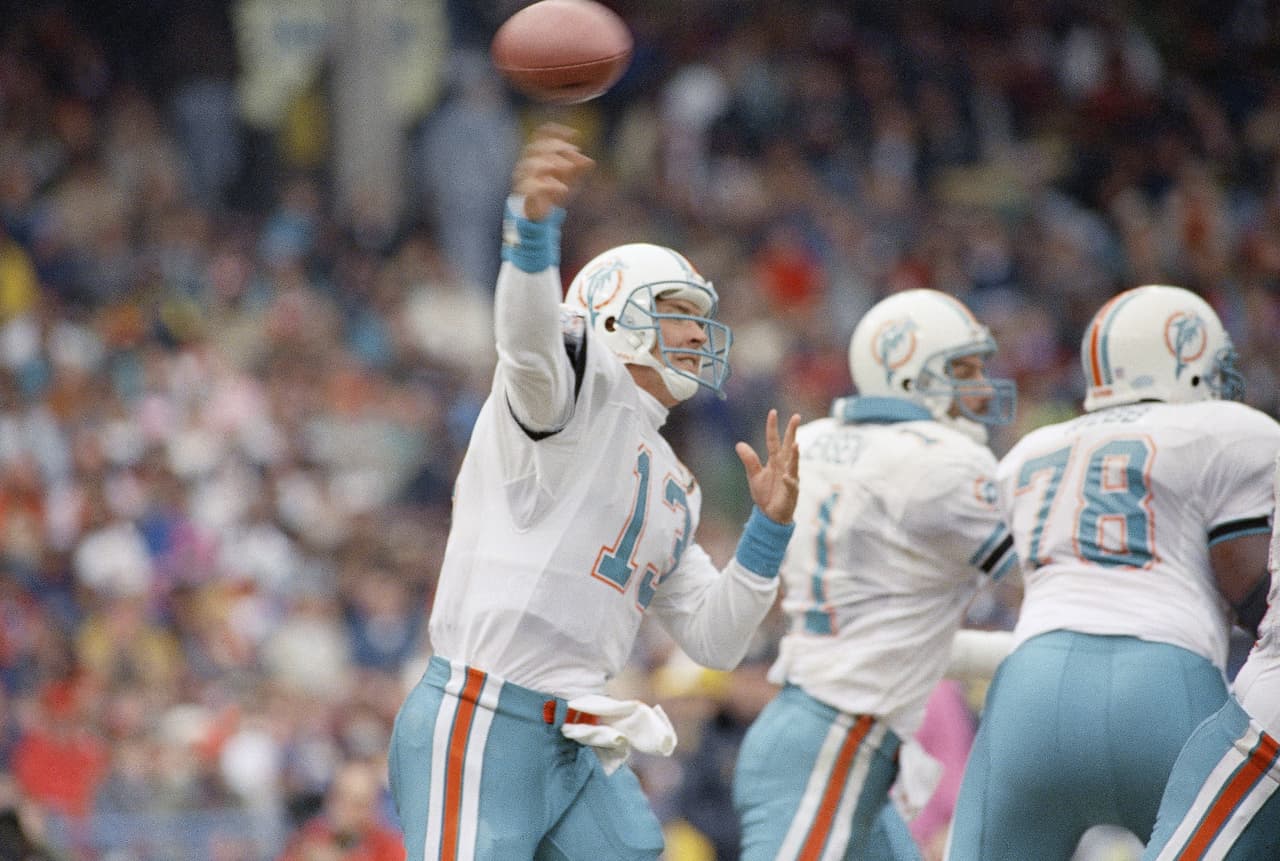 <b>Dan Marino</b> (
<i>Miami Dolphins</i>): 1984 NFL MVP, 3 veces First-Team All-Pro, 5to. en la historia de NFl con más yardas aéreas y TDs, primer jugador con 5,000+ yardas en una temporada (1984)