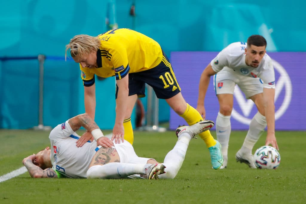 El solitario gol de Emil Forsberg desde los once pasos le da la victoria 1-0 a Suecia sobre Eslovaquia y los suecos comienzan a pensar en la fase eliminatoria.