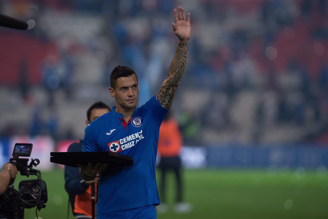 Milton Caraglio recibió una placa en reconocimiento por el gol 10 mil en la historia del inmueble.