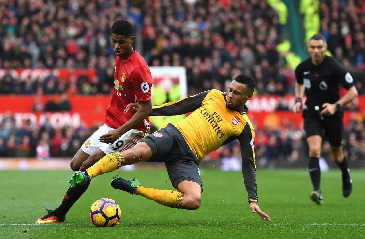 Ante las muchas ausencias, entre ellas la del sancionado Zlatan Ibrahimovic, apostó José Mourinho por un 4-3-3, con el joven Marcus Rashford como delantero centro y Anthony Martial y Mata en las bandas.