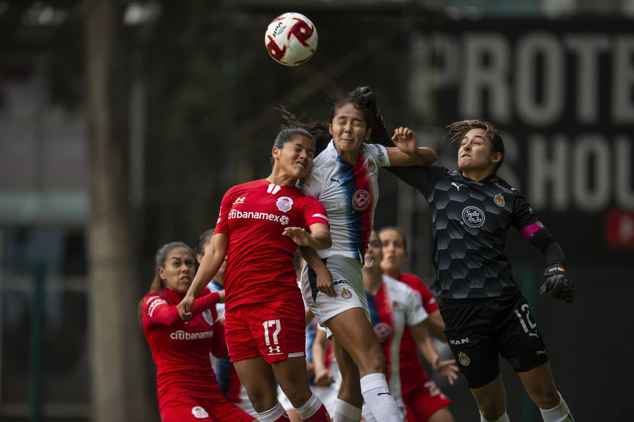 Las Chivas no se tocan el corazón y golean a las Diablas del Toluca para asegurar su lugar en la cima del torneo.