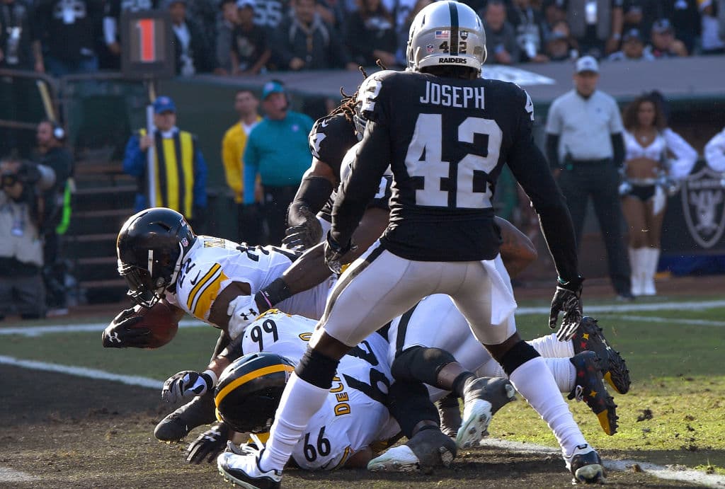 Pero los Steelers, quienes querían acabar con su mala racha, respondieron pronto con una carrera de anotación de 2 yardas de Stevan Ridley para poner 7-7 el juego, restando 12:18 en el segundo cuarto.