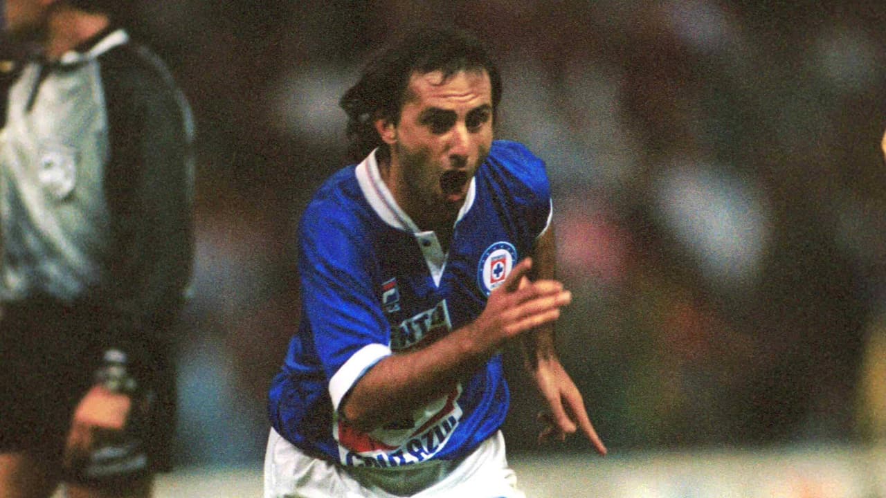 Hospitalizan a exjugador de Cruz Azul tras positivo de COVID