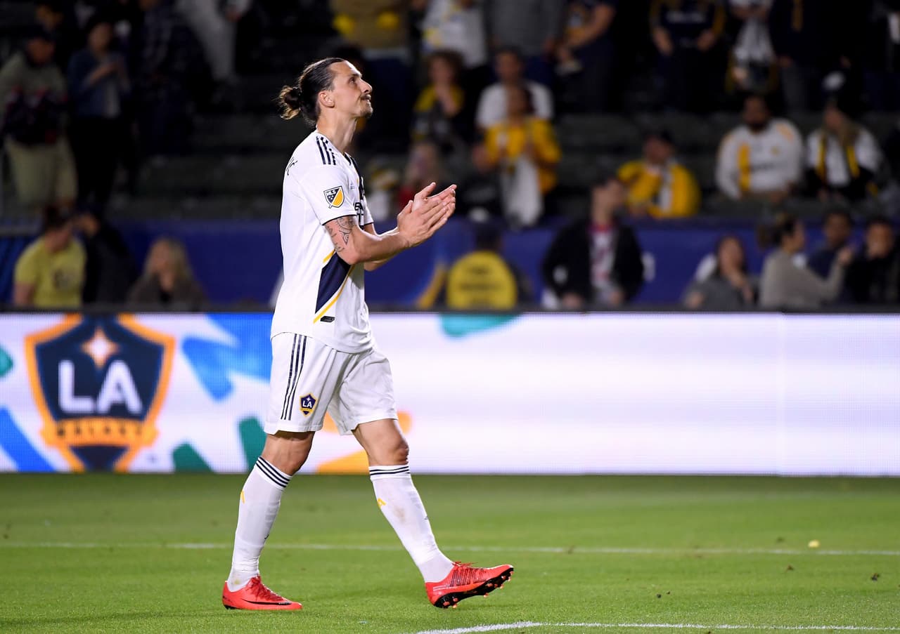 Así, apoyado en la fortuna de una carrera exitosa en varios de los mejores equipos en las ligas más grandes del mundo, Zlatan Ibrahimovic mostró una nueva extravagancia de un fuera de serie como él.