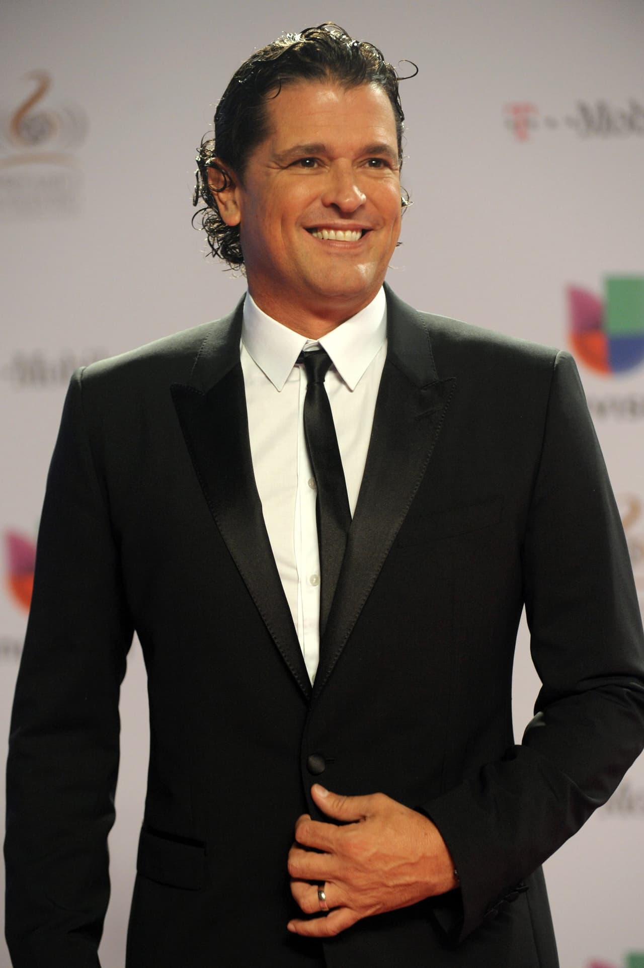 En 2013, Carlos Vives tuvo la oportunidad de cerrar la ceremonia con un popurrí de sus éxitos, pero antes de eso así lo vimos a su paso por la alfombra magenta.