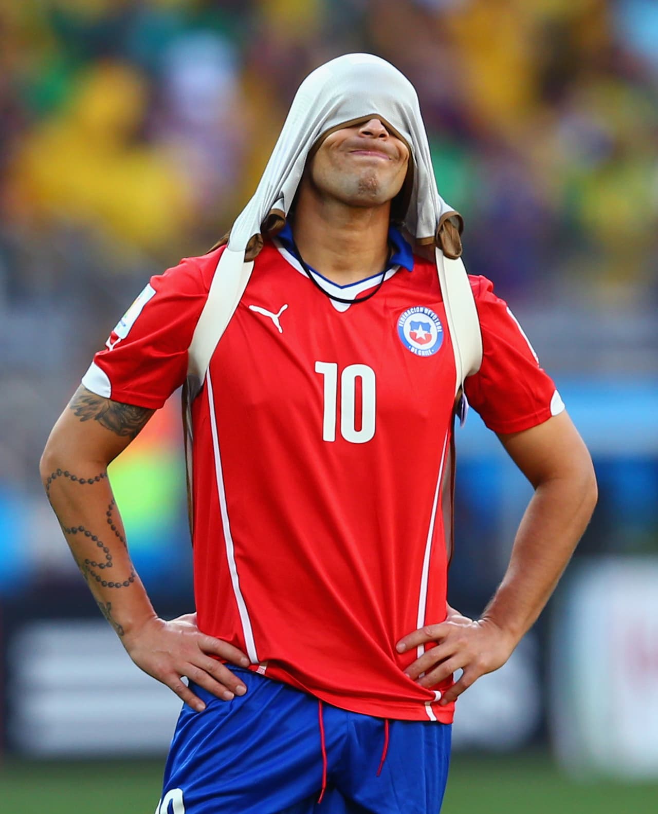 Increíblemente, Jorge Sampaoli dejó a Valdivia en la banca ante Brasil en el 2014. Chile cayó en penales y Valdivia era un disparo seguro.