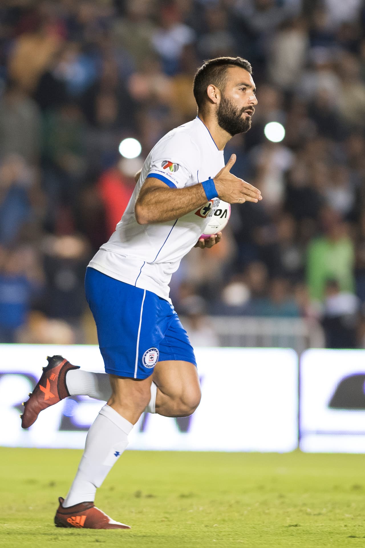 Martín Cauteruccio fue ahora el encargado de cobrarlo logrando el empate cruzazulino al minuto 12.