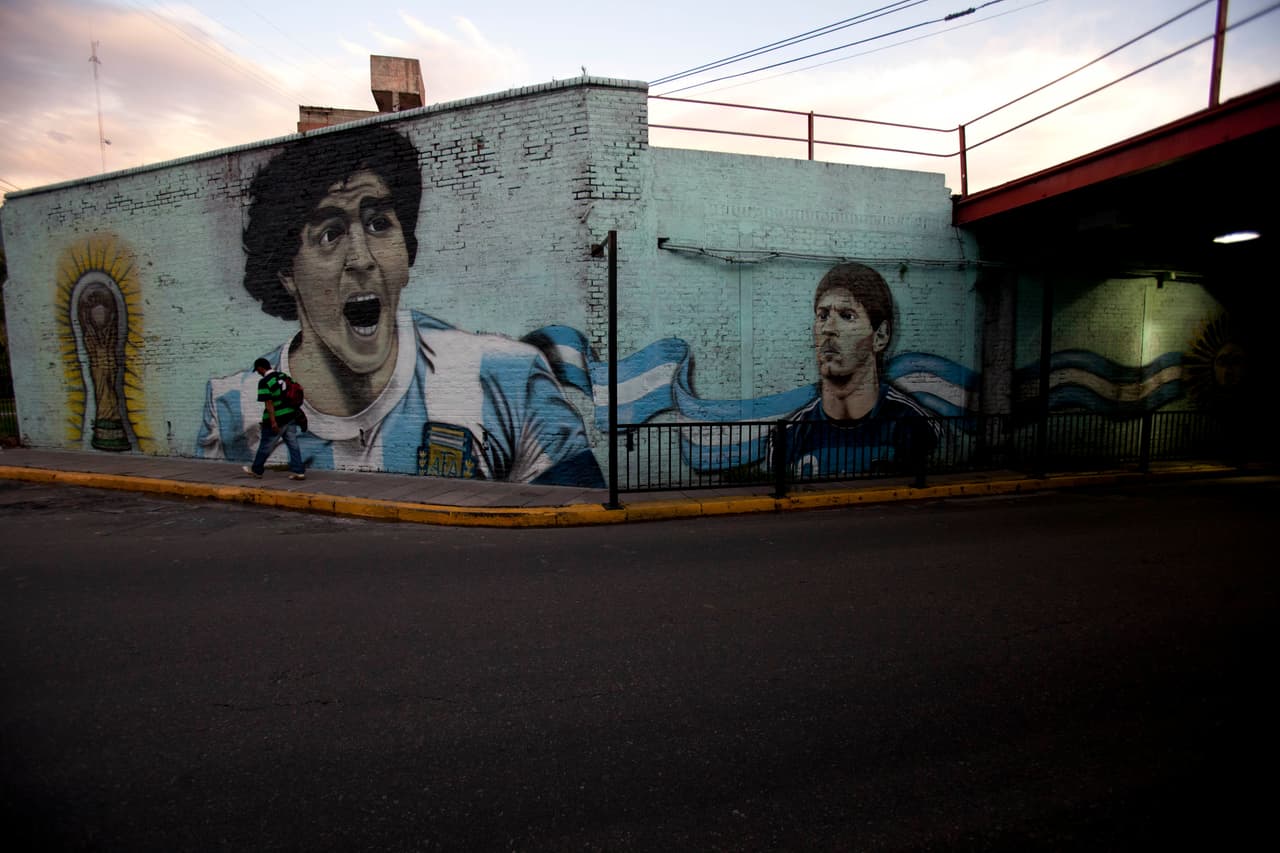De nuevo, las glorias del pasado y el presente de la Argentina comparten un espacio en una barda.