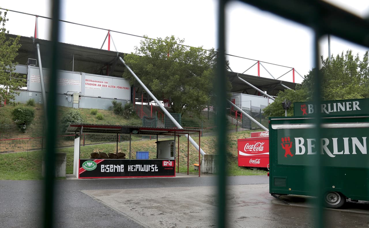 - Una vista exterior previo a la suspensión de la Bundesliga cuandoo todo parecía estar listo para el juego entre FC Union Berlin y FC Bayer Múnich. 
<br>- El próximo 17 de mayo se presentará un contexto similar, sin público en las inmediaciones.