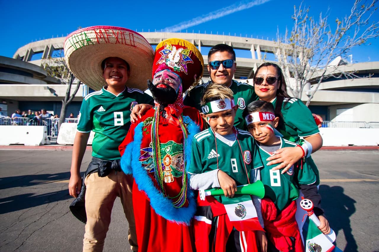 Los aficionados mexicanos viven con optimismo la antesala del juego del Tri contra Chile en San Diego, donde comenzará la era de Gerardo Martino como técnico.