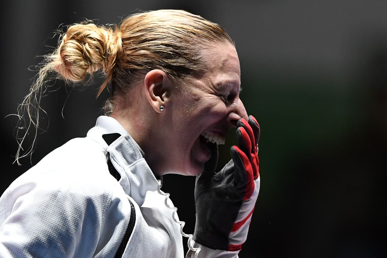 La esgrimista hungara Emese Szasz al ganar oro en la categoría individual de espada.
<br>