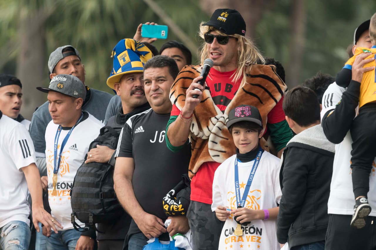 El portero argentino se vistió de manera extravagante durante los festejos de los universitarios. Además, la hizo de maestro de ceremonias en la Macroplaza.