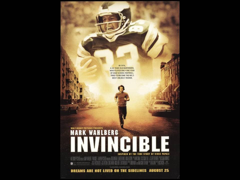 Invincible. Es la historia de Vince Papale, aquél jugador que tuvo la oportunidad de debutar a los treinta años, convirtiéndose en el novato más grande de la NFL. Protagoniza Mark Wahlberg.