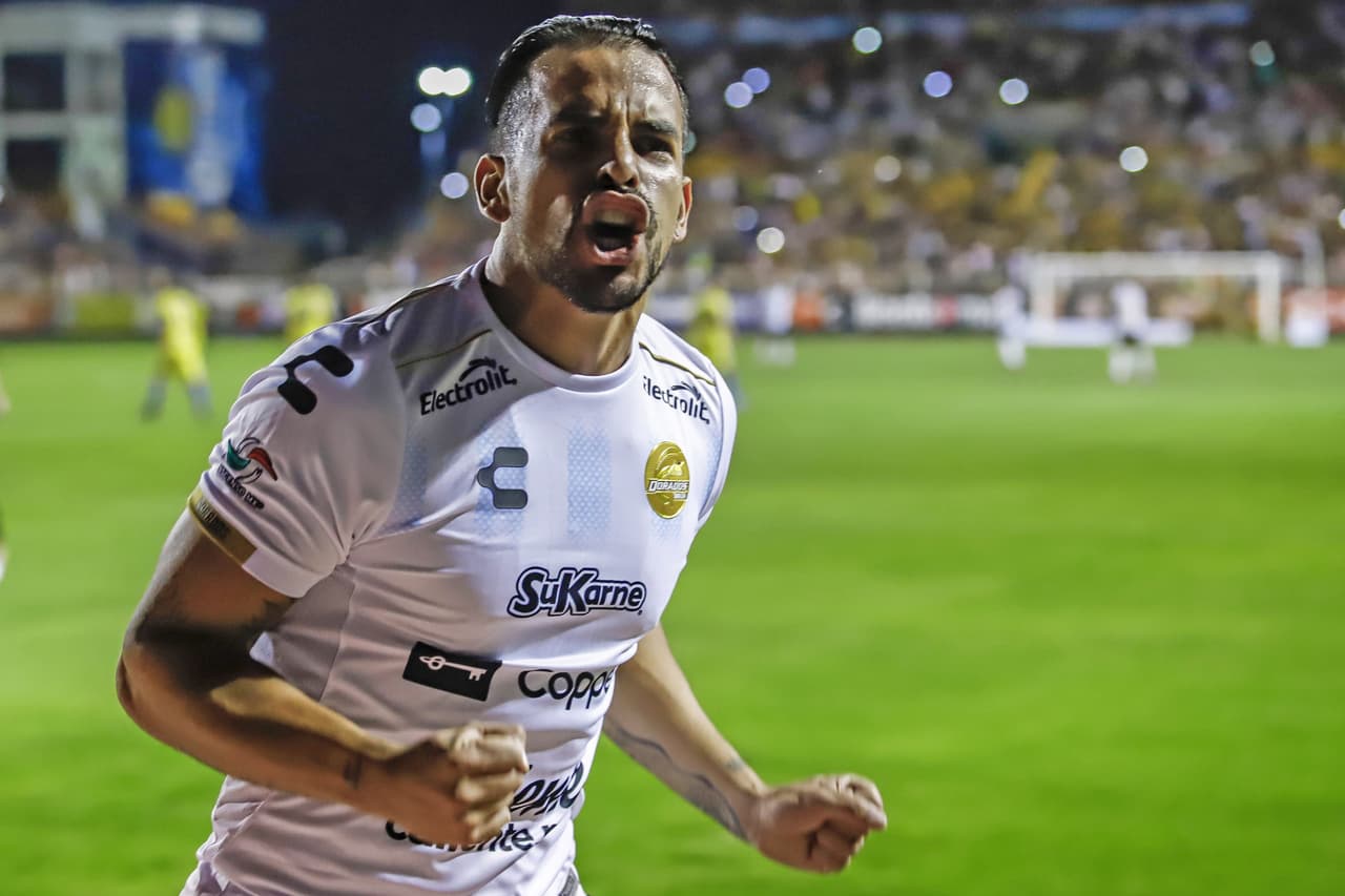 Así festejó Báez el 1-0 en favor del equipo de Maradona, muy prometedor arranque de cotejo.