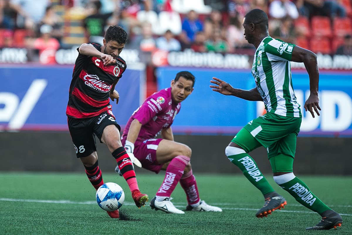 En los primeros minutos el delantero uruguayo de Xolos, José Ignacio Rivero (izquierda), tuvo una opción muy clara para anotar eludiendo al arquero, pero su tiro pasó al lado del poste derecho.