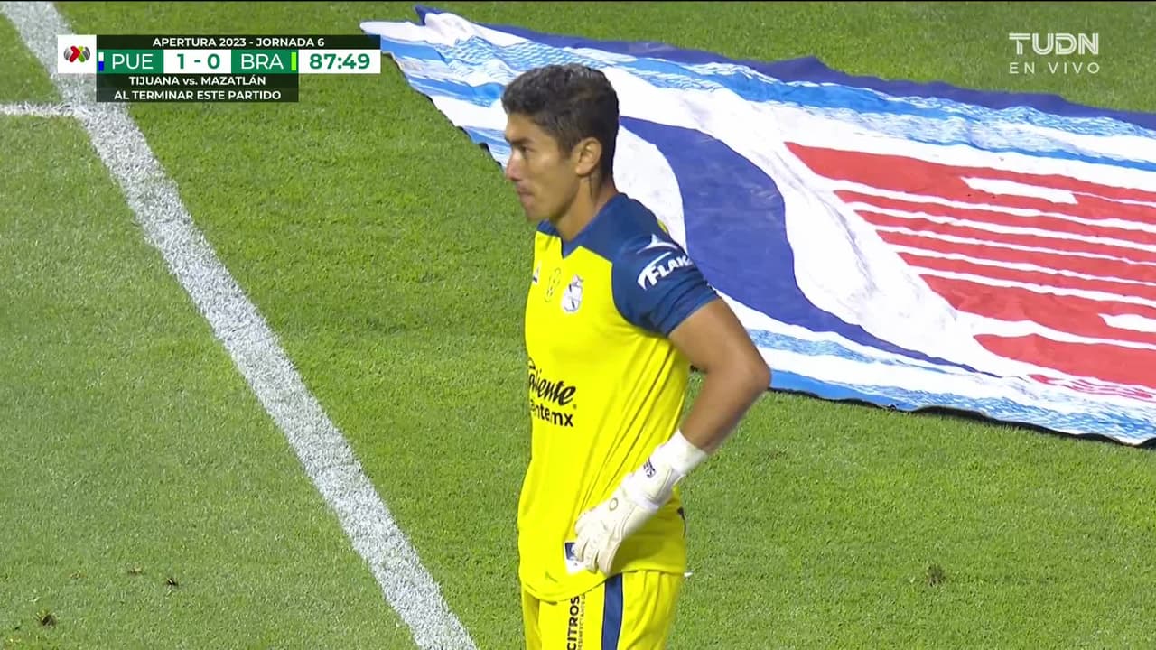 ¡TIRO ATAJADO! disparo por Guillermo Martínez.