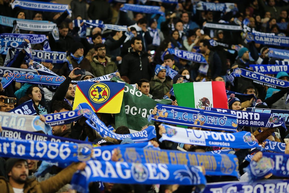 Una bandera azulcrema apareció en el Do Dragao.