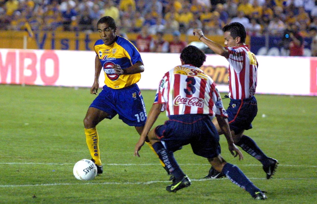 Luego de su paso con los de Jalisco, Ferretti llegaría a la banca de Tigres, en una de 3 etapas que ha tenido con los felinos del norte. En su primer periodo que fue del Invierno del 2000 al Clausura 2003 el brasileño acumularía 4 triunfos, 1 empate y 1 derrota. Esta sería su mejor racha frente a los rojiblancos.