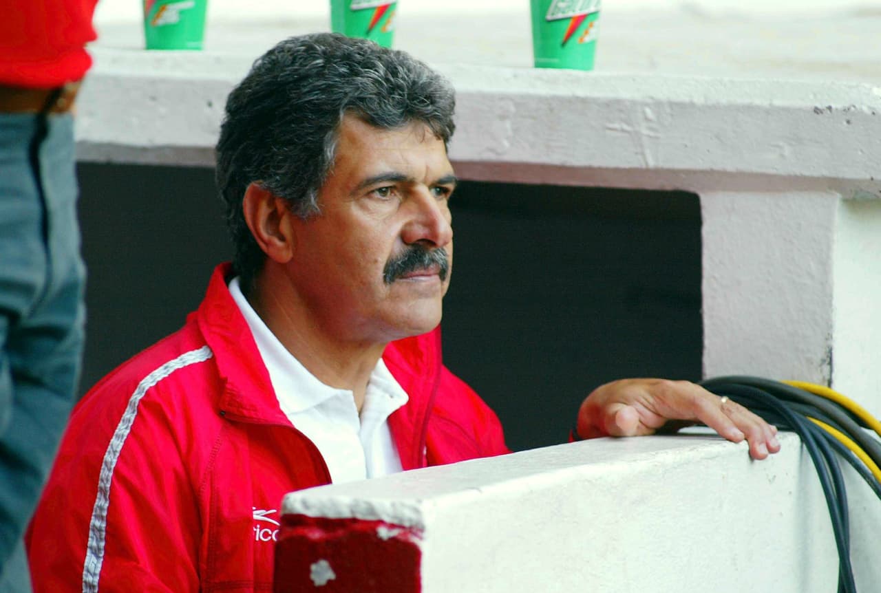 En el 2003 Ferretti se convirtió en entrenador del Toluca, con los rojos el estratega se midió en dos ocasiones al Guadalajara con saldo de 2 empates.