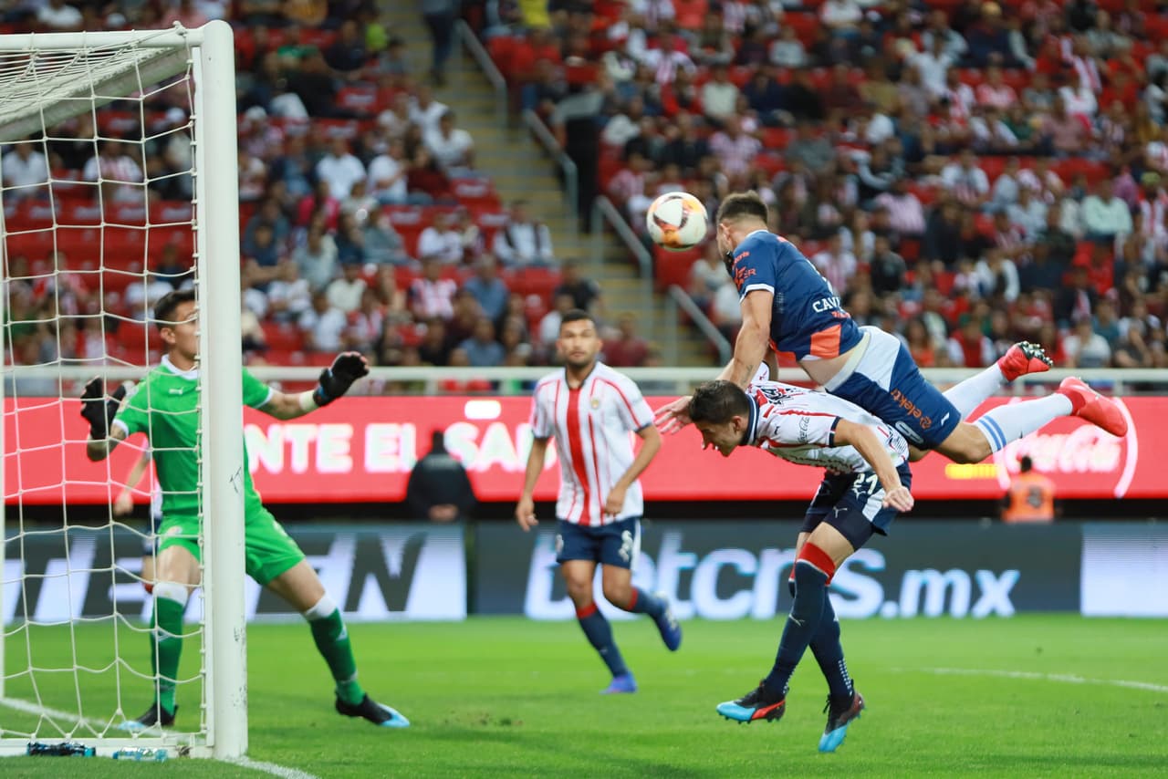 Al minuto 57' Lucas Cavallini (derecha) había anotado un gol más para Puebla, parecía ser el 4-1 de la Franja sobre las Chivas.