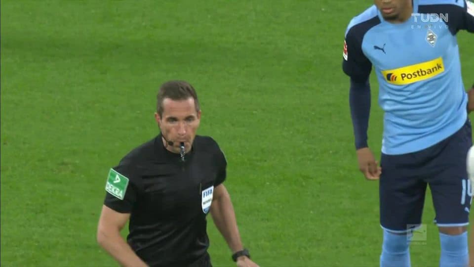 Arranca el partido y la pelota está en juego.